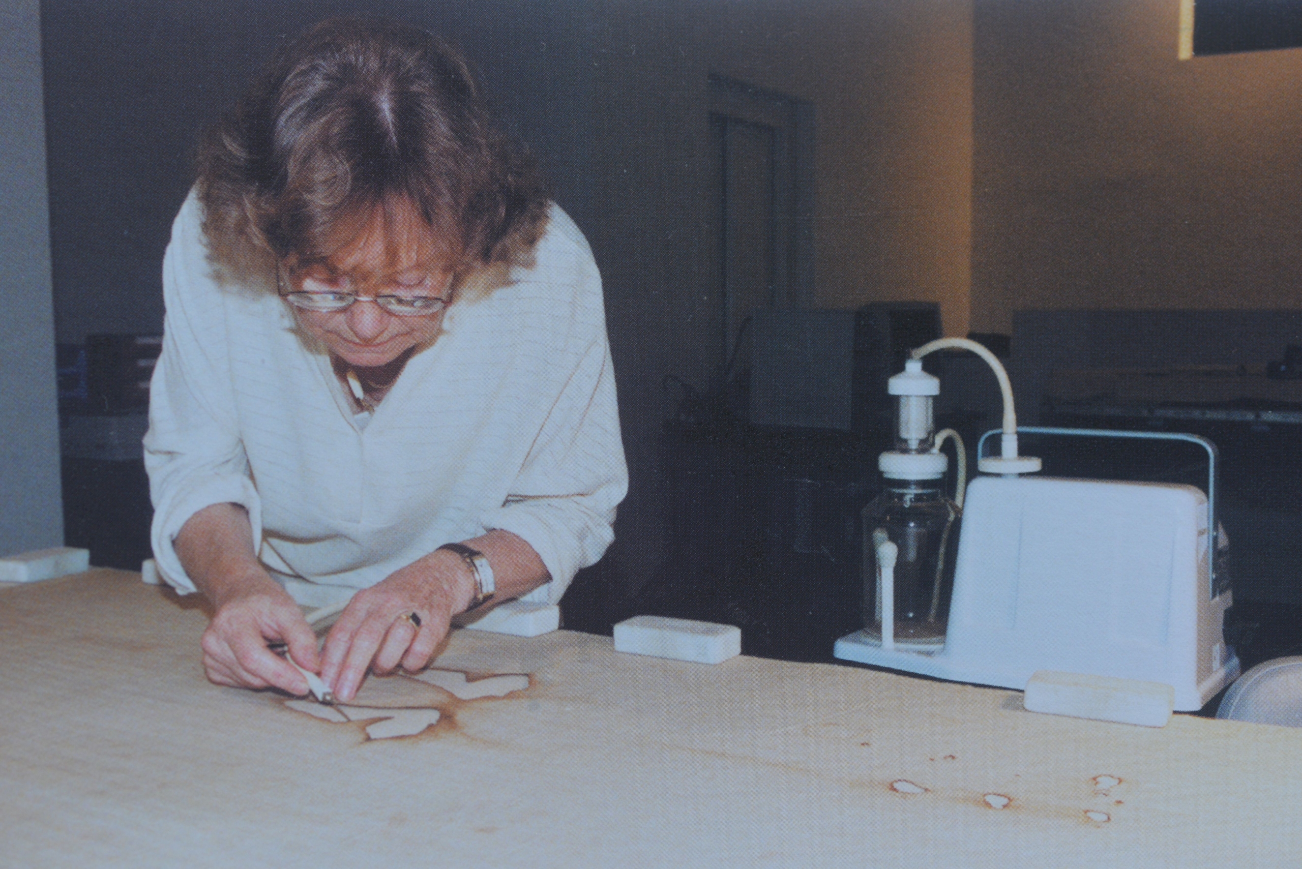 Photo A. Mechtild Flury-Lemberg during restauration Shroud 2002